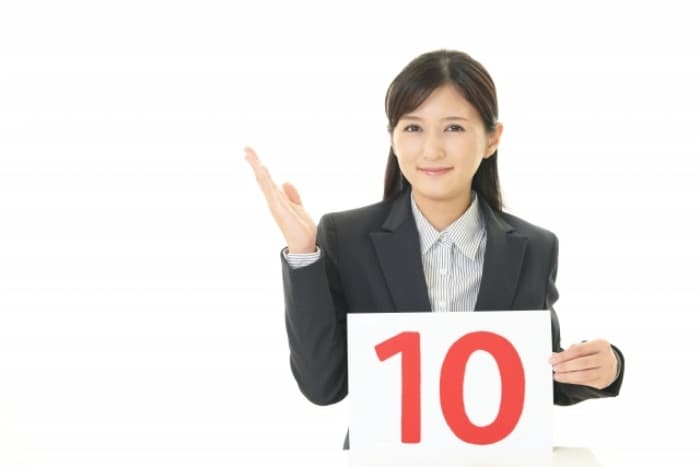 10のプラカードを持つ女性